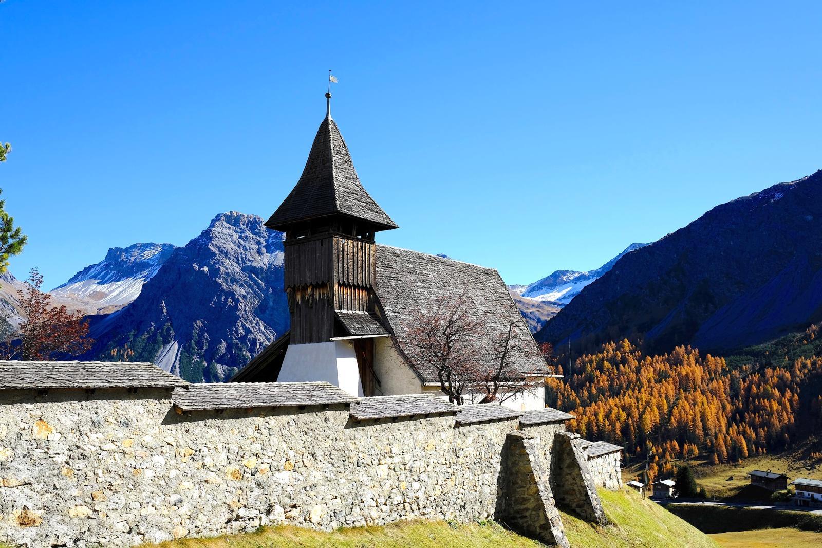 Kirche vor einer Bergkulisse